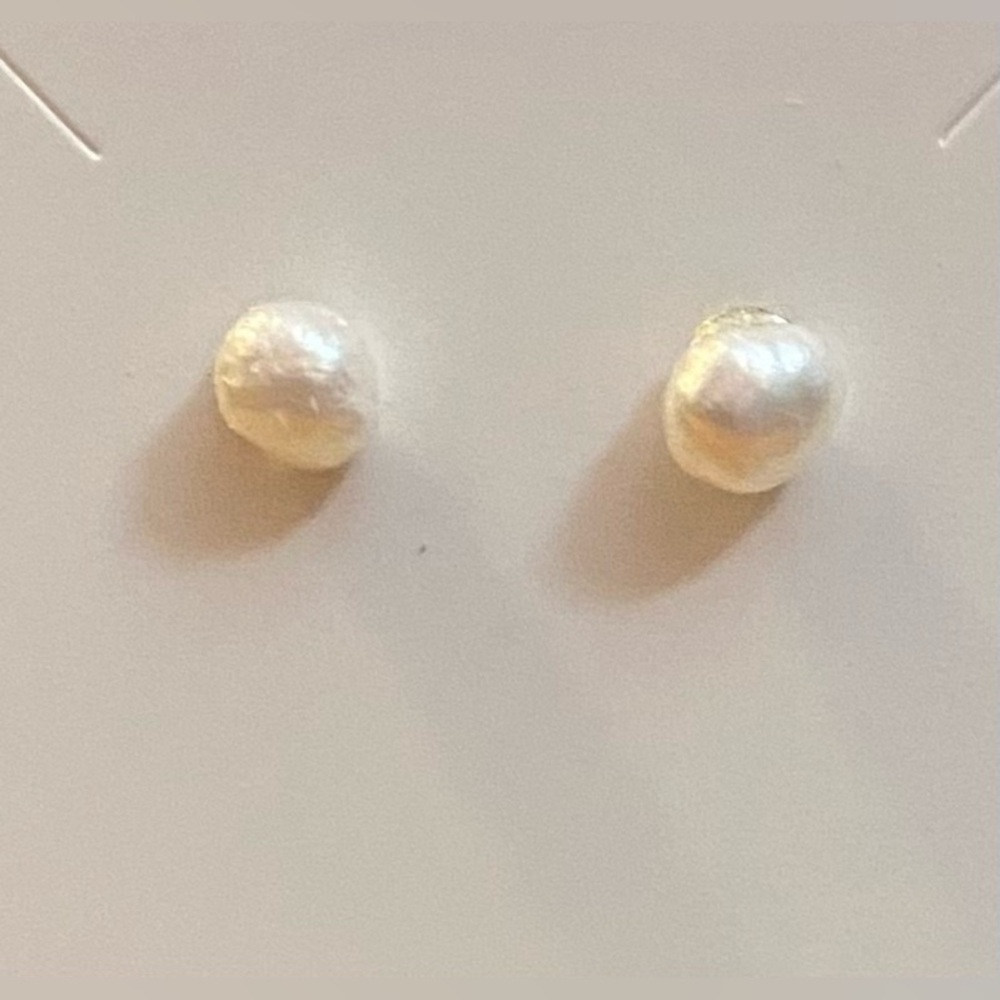 NEW Freshwater cultured pearl earrings NEW
